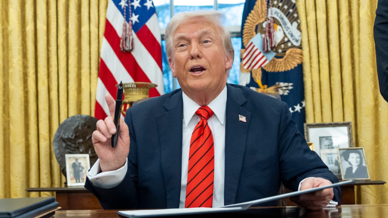 ¿Qué impactos tendrá para los hispanos la orden de Trump que declara al inglés idioma oficial en EEUU?