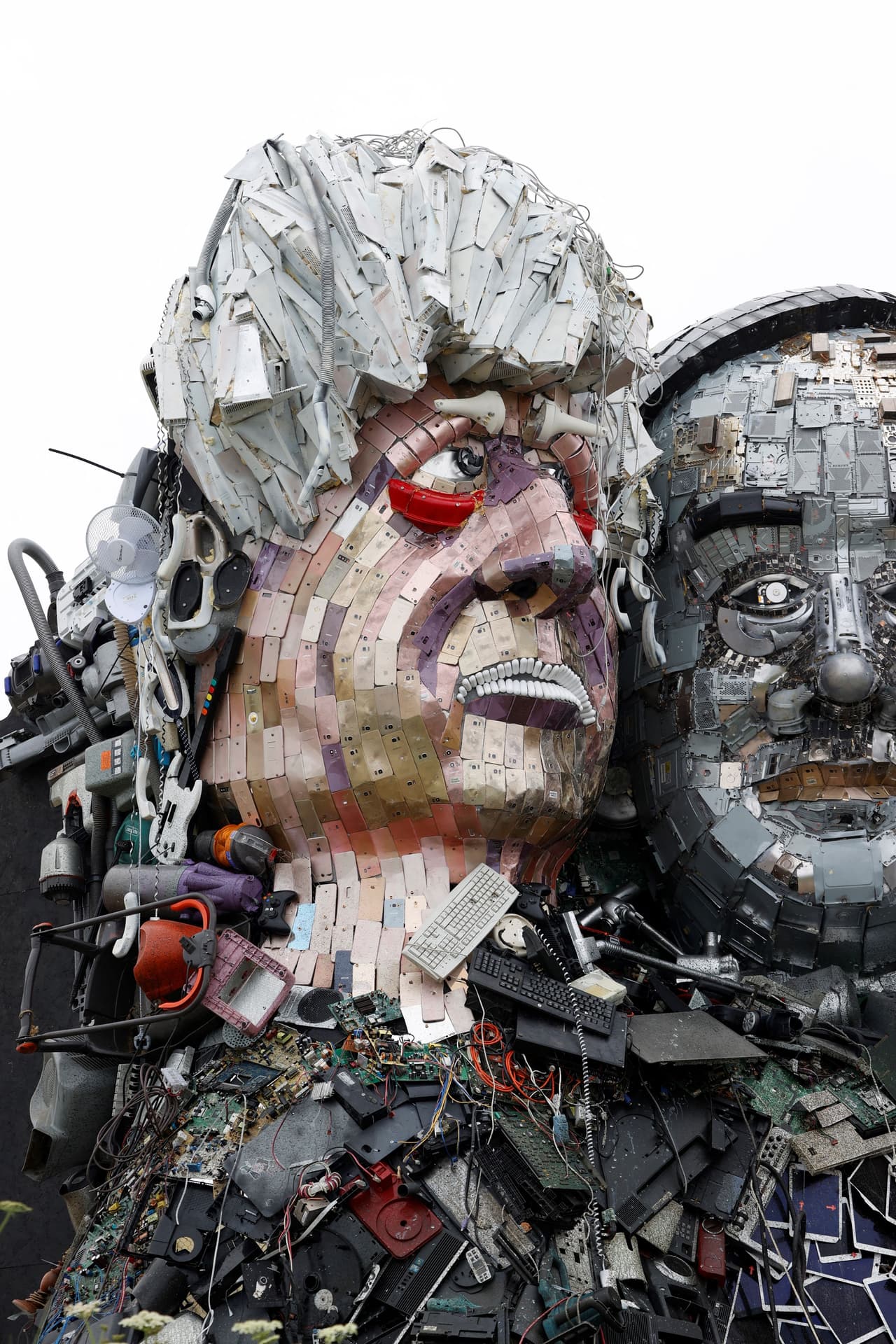 Boris Johnson, primer ministro de
<a href="https://www.univision.com/temas/reino-unido">Reino Unido</a>, es el anfitrión de la reunión, la primera en dos años. La escultura fue instalada en las dunas de la playa frente al hotel Carbis Bay, donde se realizará la cumbre del G7 a partir del 11 de junio.