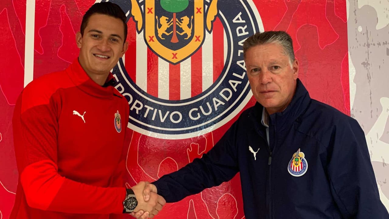 Chivas le da la confianza a Raúl Gudiño y lo renueva