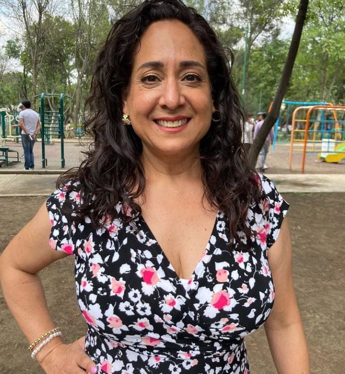 Izaguirre dio detalles del caso que ella vivió con su madre, de quien dice detectó el trastorno narcisista "combinado con orden y perfección". Aseguró que, a diferencia de la relación entre Frida Sofía y Alejandra Guzmán, en su caso su madre tuvo una adicción a "jugar barajas y a tener la razón" todo el tiempo: "No hubo drogas ni eso". 
<br>