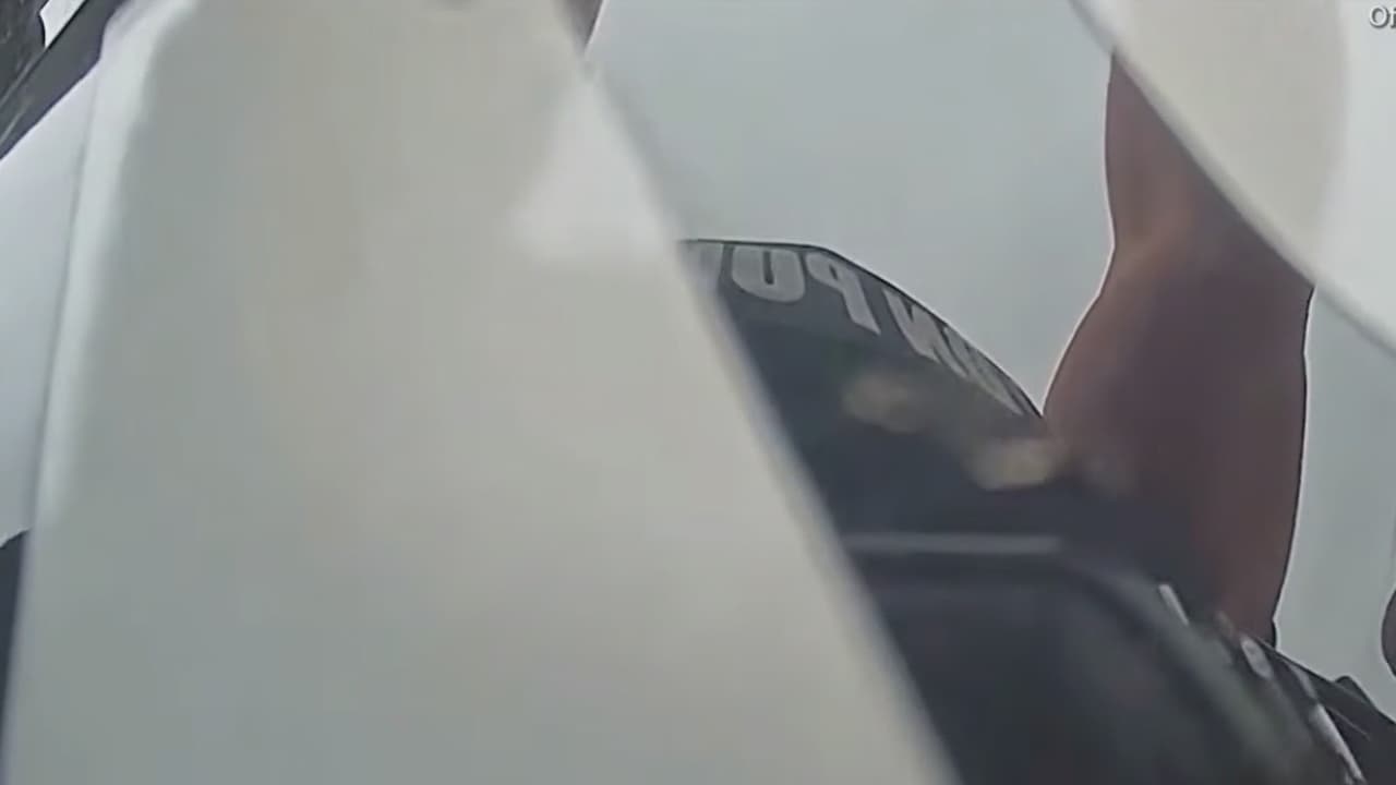 Videos corporales del momento en que policías disparan a sospechosa de balear a un hombre en Houston
