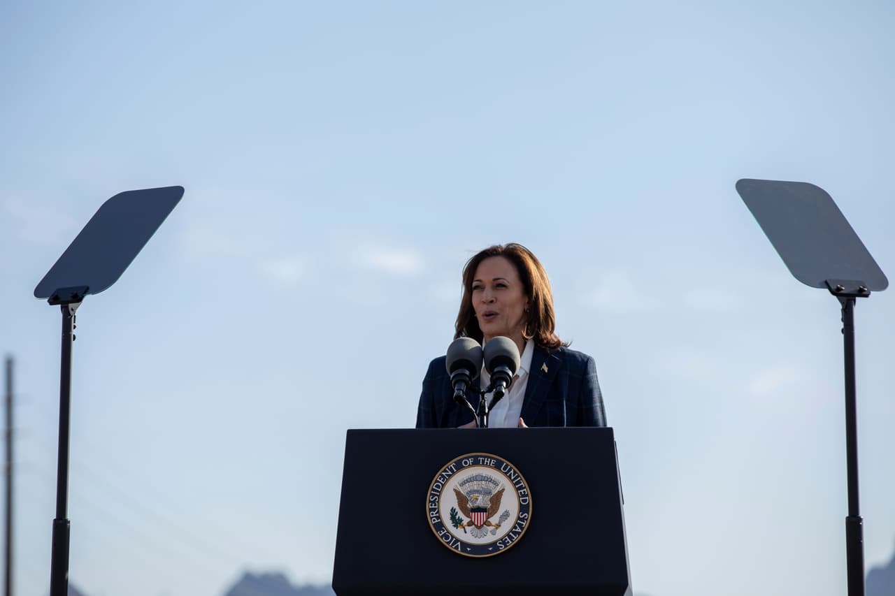 La vicepresidenta Kamala Harris visitó Arizona para inaugurar una nueva línea de transmisión