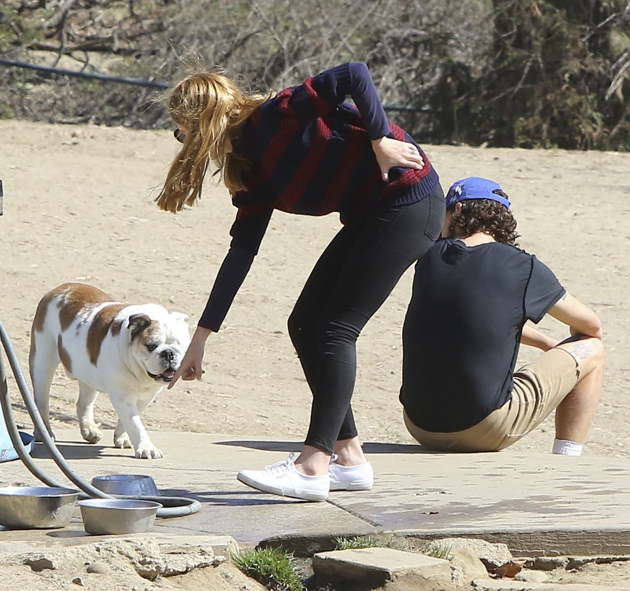 Le sirvió agua para que se refrescara.