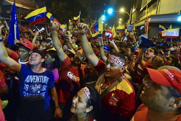 "Hemos demostrado que nuestra democracia es una de las mejores democracias del mundo", aseveró, para después llamar a "a los que andan promoviendo el odio y el veneno social" e invitarles "al diálogo y al debate".