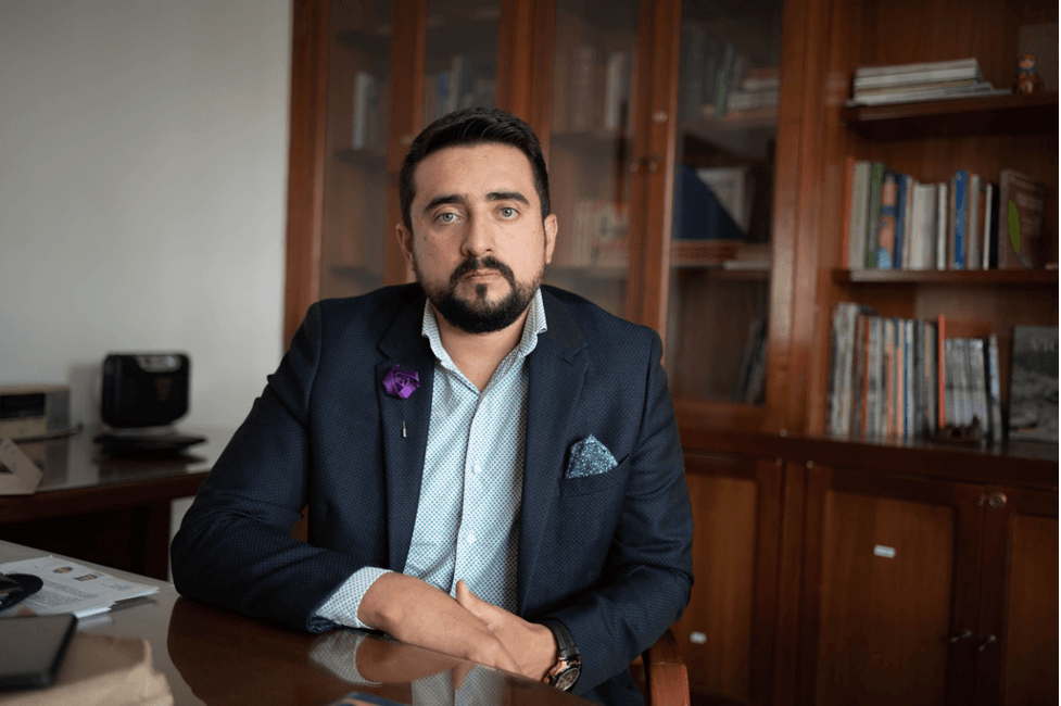 Ruben Dario Acosta Ortiz es abogado y director de
<a href="https://cesjul.org/">Cesjul</a>, organización que proporciona ayuda legal a comunidades locales por toda Colombia. En respuesta a la detención de manifestantes, Acosta formó una red nacional de abogados llamada Primera Línea Jurídica.
<br>