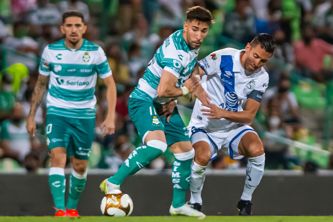 El doblete de Eduardo 'Mudo' Aguirre y el gol de Ayrton Preciado Santos vence 3-0 en la ida de semifianles al Puebla y toman una muy cómoda ventaja en la serie.