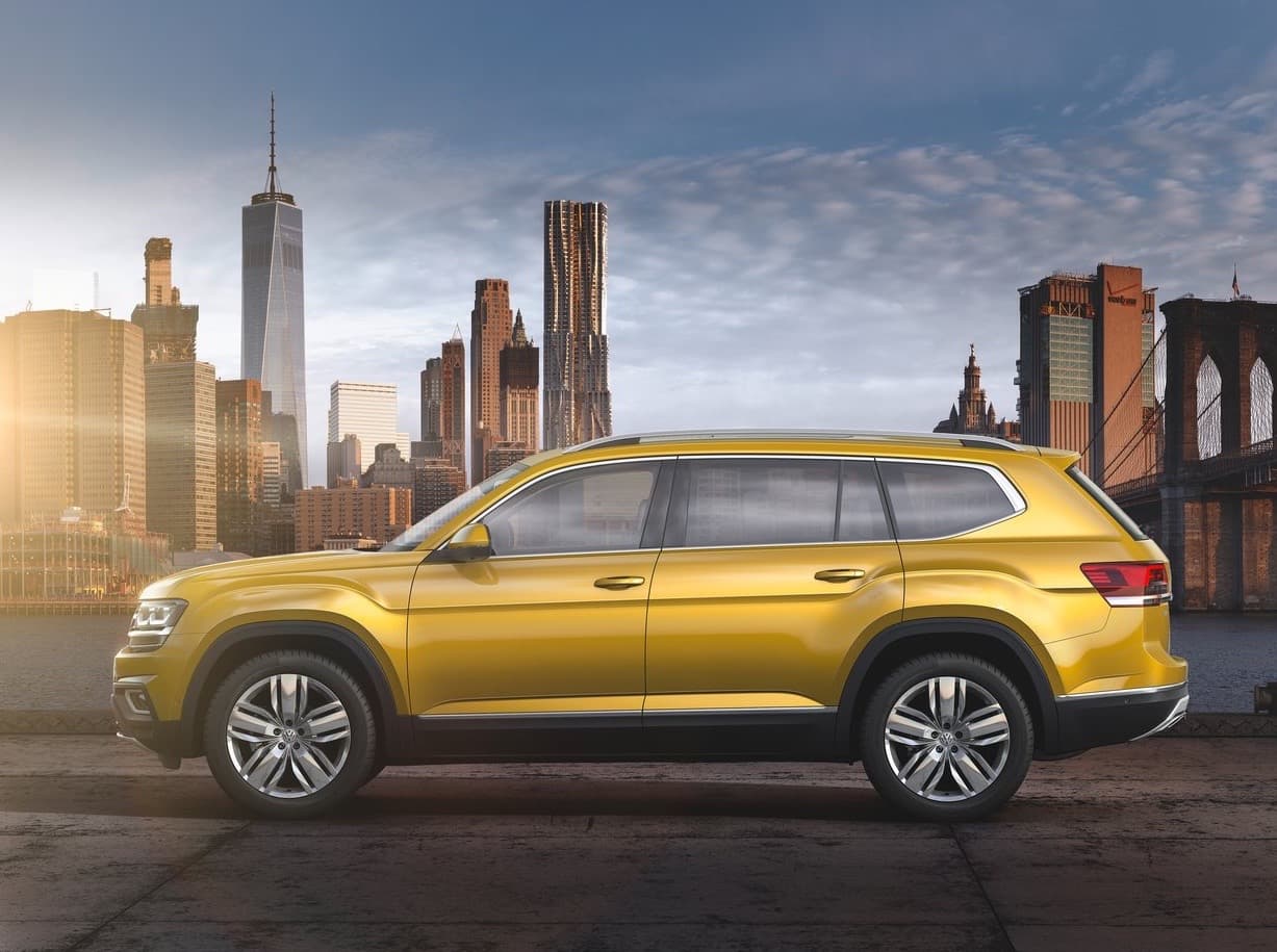 Los gustos de la audiencia a la que se dirige la Volkswagen Atlas 2018 se reflejan en su diseño. Los flanco del vehículo, tradicionalmente limpios en los diseños de Volkswagen, muestran una fuerte línea que no se interrumpe. Otra ruptura con el estilo tradicional de la marca alemana es la manera en que la base de la ventana se separa de la línea de cintura de la camioneta. Estas novedades junto con su tamaño le dan a la camioneta un aspecto muy americano.