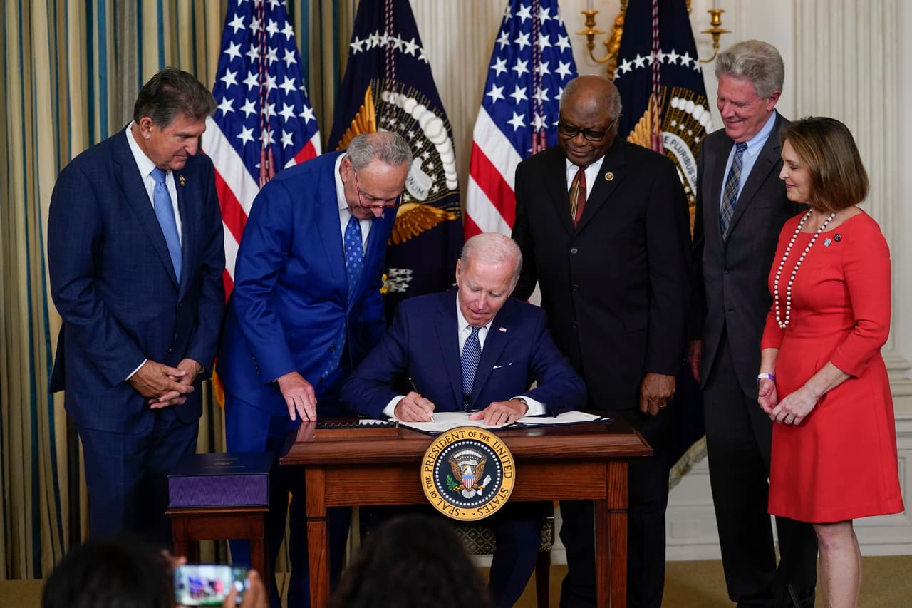 El presidente Joe Biden, al centro, firma la legislación para combatir el cambio climático, bajar los costos de atención médica y establecer gravámenes impositivos para grandes empresas.
<br>