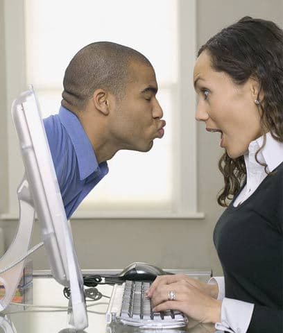 Ayudantes de networking en redes sociales Las relaciones públicas lo fueron todo en el siglo XX, estar integrado en las redes sociales de Internet es una necesidad de nuestros tiempos. Un nuevo modelo de trabajador especializado en mejorar las relaciones de sus clientes será tan requerido como las redes virtuales ya lo son ahora. Integrarse socialmente, dentro de unos años, significará estar integrado también en la sobreabundancia de información digital y esto requiere ayudantes profesionales que orienten, formen, asesoren y alivien. Así como asesoría en las relaciones virtuales como individuos, profesionales, empresas, instituciones, Una profesión que  ayudará a guiar en el laberinto digital.Fecha prevista: 2015Posibles estudios: educación social, trabajo social, relaciones públicas