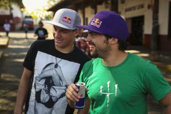 Dane Jackson y Rafa Ortiz caminan por el pueblo base durante el Primer Descenso Red Bull: Proyecto Michoacán, en Tlapacoyan, VE, México, 23 de Noviembre, 2013.