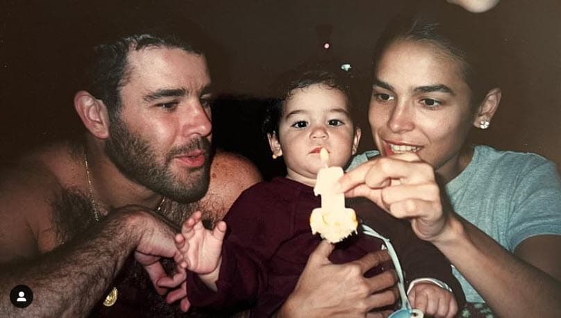 Acompañó la imagen con el siguiente mensaje: "Aquí celebrándote tu primer año y ahora ya 22. Eres lo máximo Alita hermosa, 
<b><a href="https://www.univision.com/famosos/la-reaccion-de-eduardo-capetillo-cuando-su-hija-alejandra-le-dijo-que-le-tenia-la-noticia-de-casarse-video">¡siempre serás mi bebé!</a></b>", escribió en Instagram.
<br>