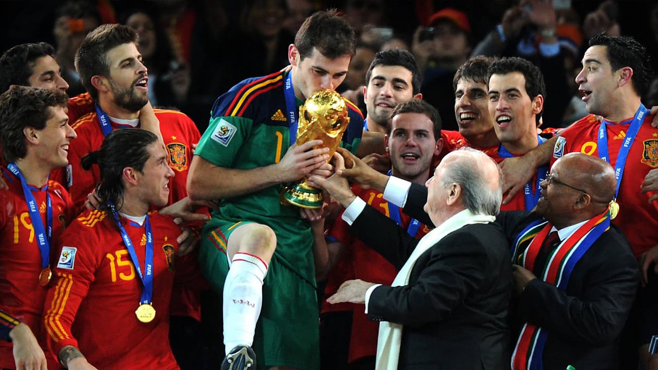 Iker Casillas como capitán de la Selección Española recibe La Copa FIFA como campeónes del Mundial Sudáfrica 2010.