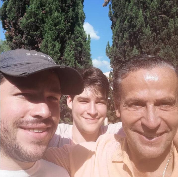 En otra visita, Adame dice que se llevaron una de sus tarjetas bancarias: “Una carterita donde tenía una tarjeta de débito, el INE (identificación), y la licencia de manejo. De repente se van y desaparece. Empecé a atar cabos, vienen y se llevan cosas, o sea hacen lo mismo que la mamá, se vienen a robar cosas”.