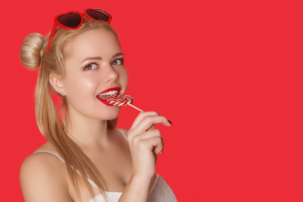 En este caso, lo mejor es poner notas de fuego en el ambiente.
<br>¿Cómo se logra? Con velas de color rojo, rosas y flores rojas, cuadros grandes y vivos de colores intensos, algunos cojines rojos encima de los sofás y muebles de sala.