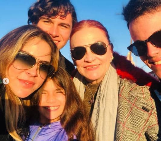 Cabe resaltar que Aylín tiene tres hijos: Mauro (25 años), Alejandro (18) y Violeta (9).