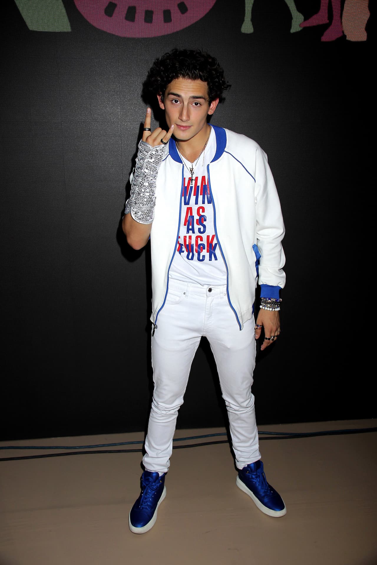 La semana pasada, el joven artista abrió la presentación oficial de la
<b><a href="https://www.univision.com/famosos/irina-baeva-y-gabriel-soto-ahora-disfrutan-de-mucho-mas-tiempo-juntos-gracias-a-soltero-con-hijas-fotos" target="_blank">telenovela 'Soltero con hijas'</a></b> en Acapulco, un evento en el cual presumió este guante plateado, muy parecido a los de Michael Jackson.