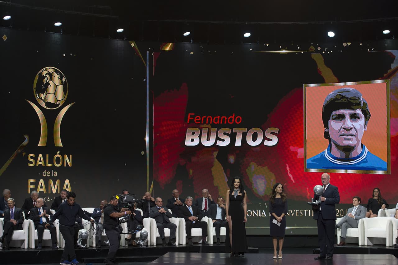 Bustos, nacido en la Ciudad de México, fue miembro de seis campeonatos de liga con el Cruz Azul, uno de sus jugadores más emblemáticos. Ya es inmortal.