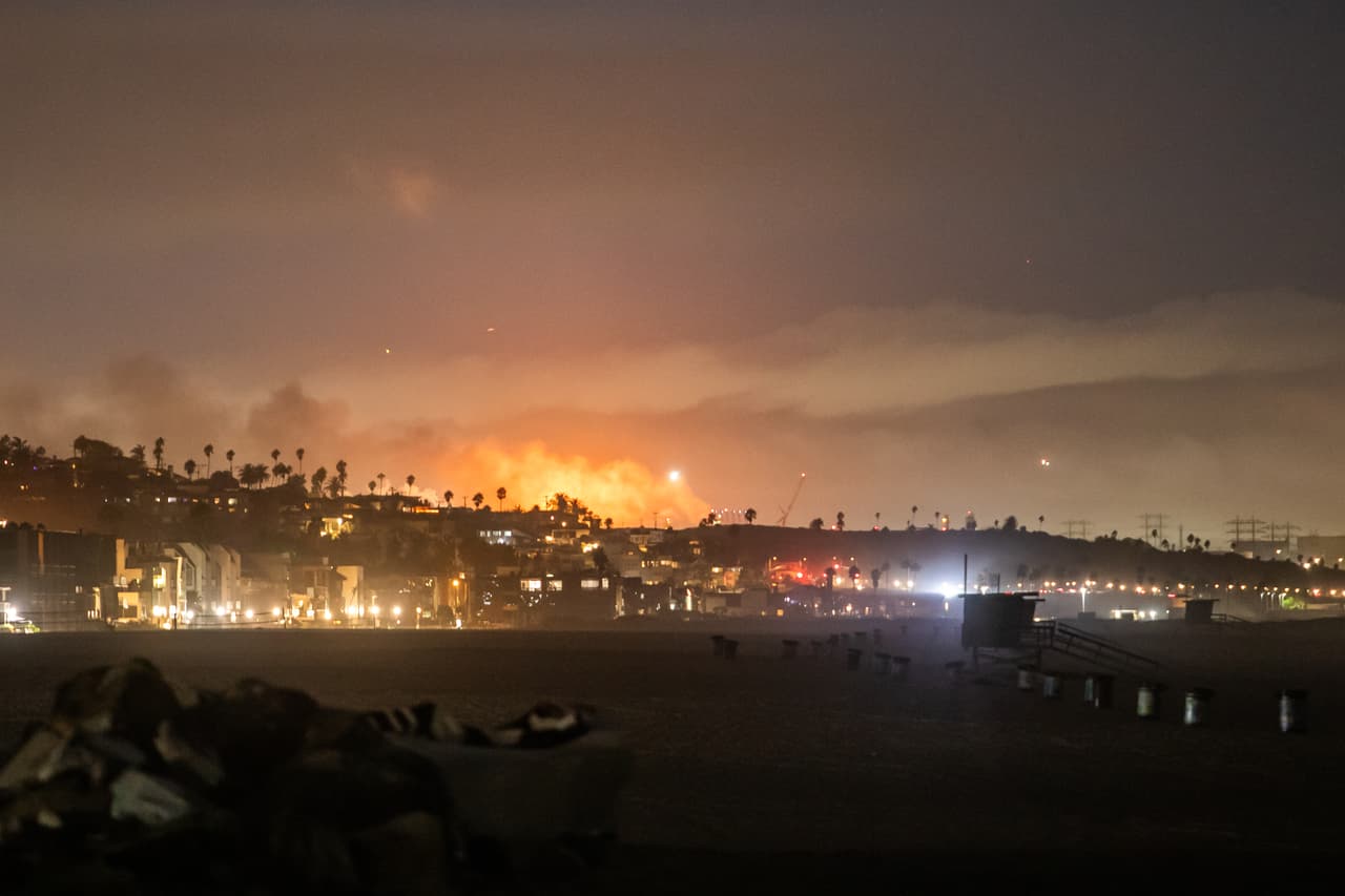 Hasta la mañana del viernes 3 de octubre, el fuego era reportado como activo, pero controlado, y se confirmó que no había peligro para la comunidad.
<br>