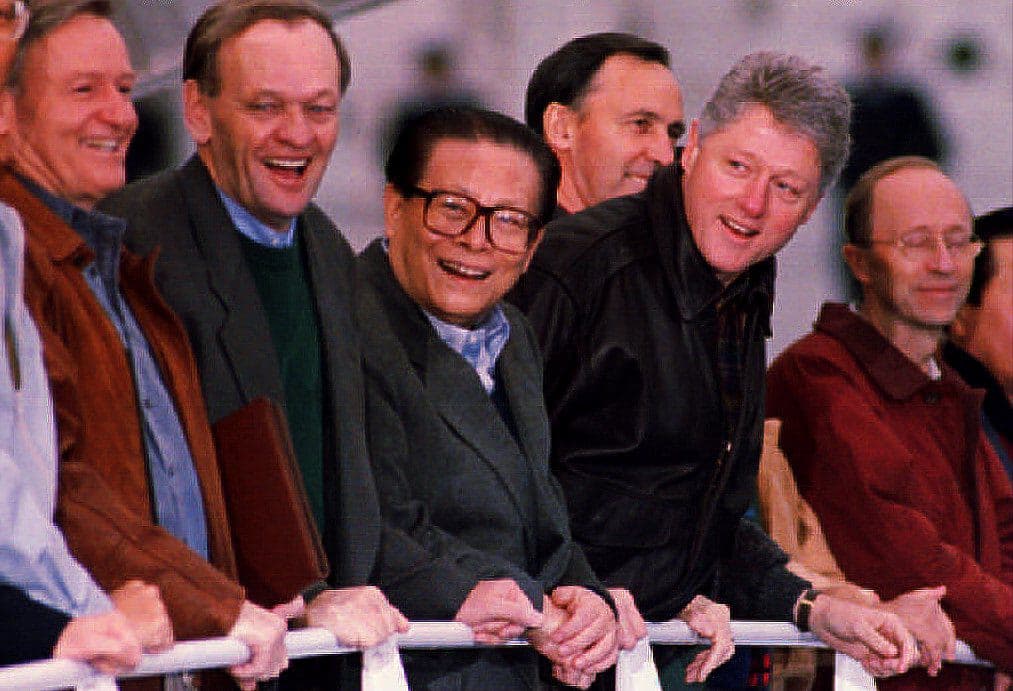 ¿Quién comenzó con la tradición de la vestimenta igual para todos?
<b>El expresidente de EEUU Bill Clinton, en la cumbre de APEC en la isla Blake, frente a Seattle, en 1993</b>. En aquel momento eran 15 las delegaciones miembros del foro. Esa vez era la primera a la que asistían jefes de Estado en lugar de ministros. Para dar una imagen relajada se pidió no usar corbatas. Como gesto de cortesía, Clinton regaló chaquetas de cuero del estilo de los aviadores estadounidenses. No todos posaron en la foto con la prenda, pero a partir de allí se estableció la tradición. En la foto se ve a Bill Clinton en Seattle en 1993.
<br>