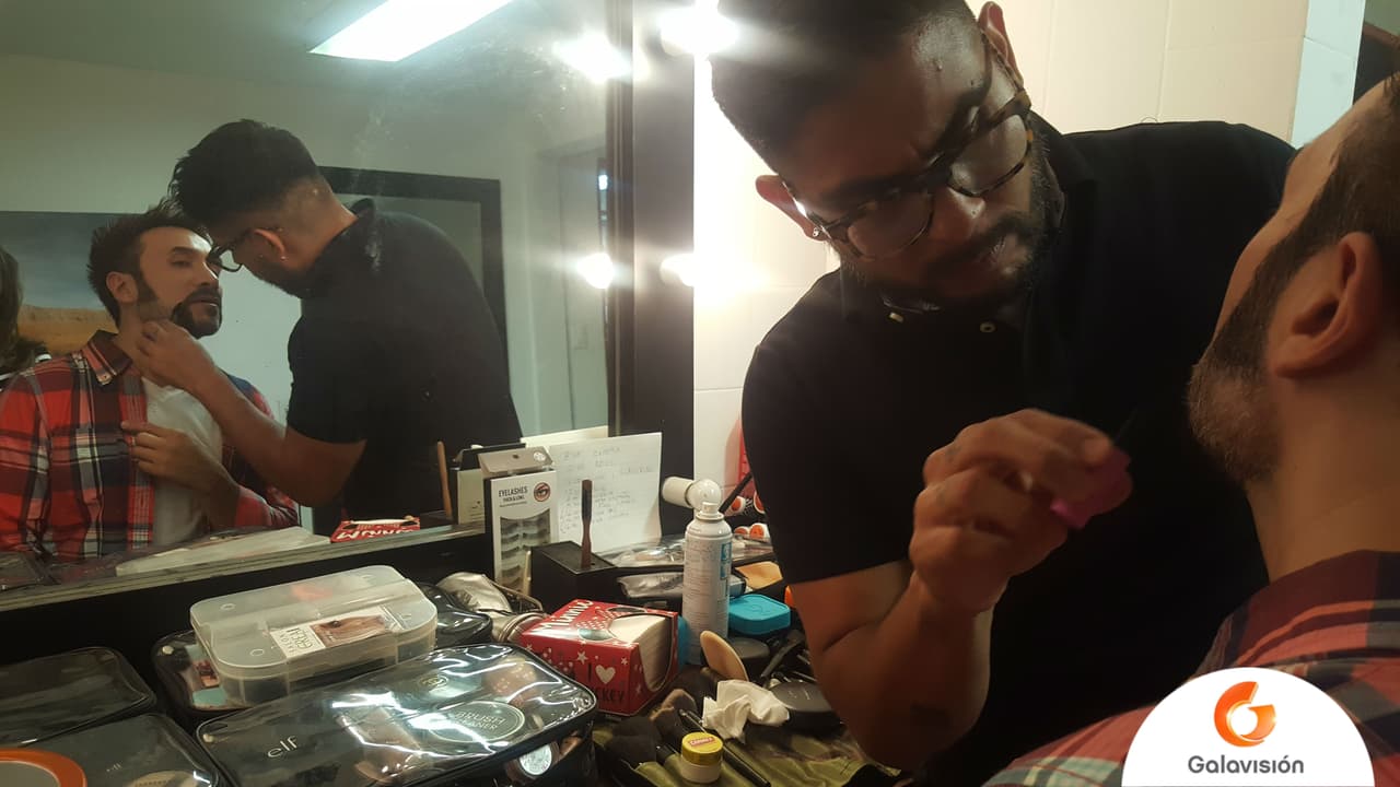 Luis Manuel Ávila en proceso de maquillaje para dar vida al primo Luis.