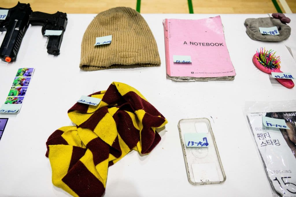 Las filas de objetos, según constató la agencia de noticias AFP, fueron cuidadosamente dispuestos uno junto a otro. Los artículos fueron cuidadosamente clasificados según su tipo y enlistados mediante notas en Post-it.