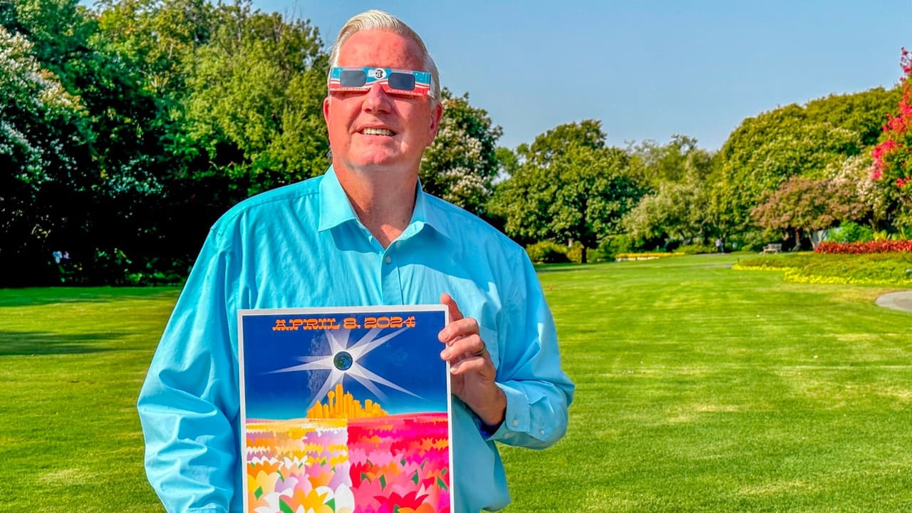 📍 
<b><a href="https://maps.app.goo.gl/7sLG2SGWdrn7LqpD9" target="_blank">Dallas Arboretum and Botanical Garden </a></b>
<br>El jardín botánico de la ciudad será el escenario ideal para que 
<b>los aficionados a los eventos astronómicos y amantes de la naturaleza</b> disfruten de este increíble eclipse. La actividad se llevará a cabo de 9 de la mañana a 5 de la tarde. Decenas de personas ya han reservado sus entradas. 
<b>El costo es de $22 para adultos y $13 para niños menores de 12 años</b>. ¡Asegura tu lugar y no te pierdas esta emocionante experiencia!
<br>
<b><a href="https://www.dallasarboretum.org/event/2024-solar-eclipse/" target="_blank">Encuentra más información haciendo clic aquí</a></b>