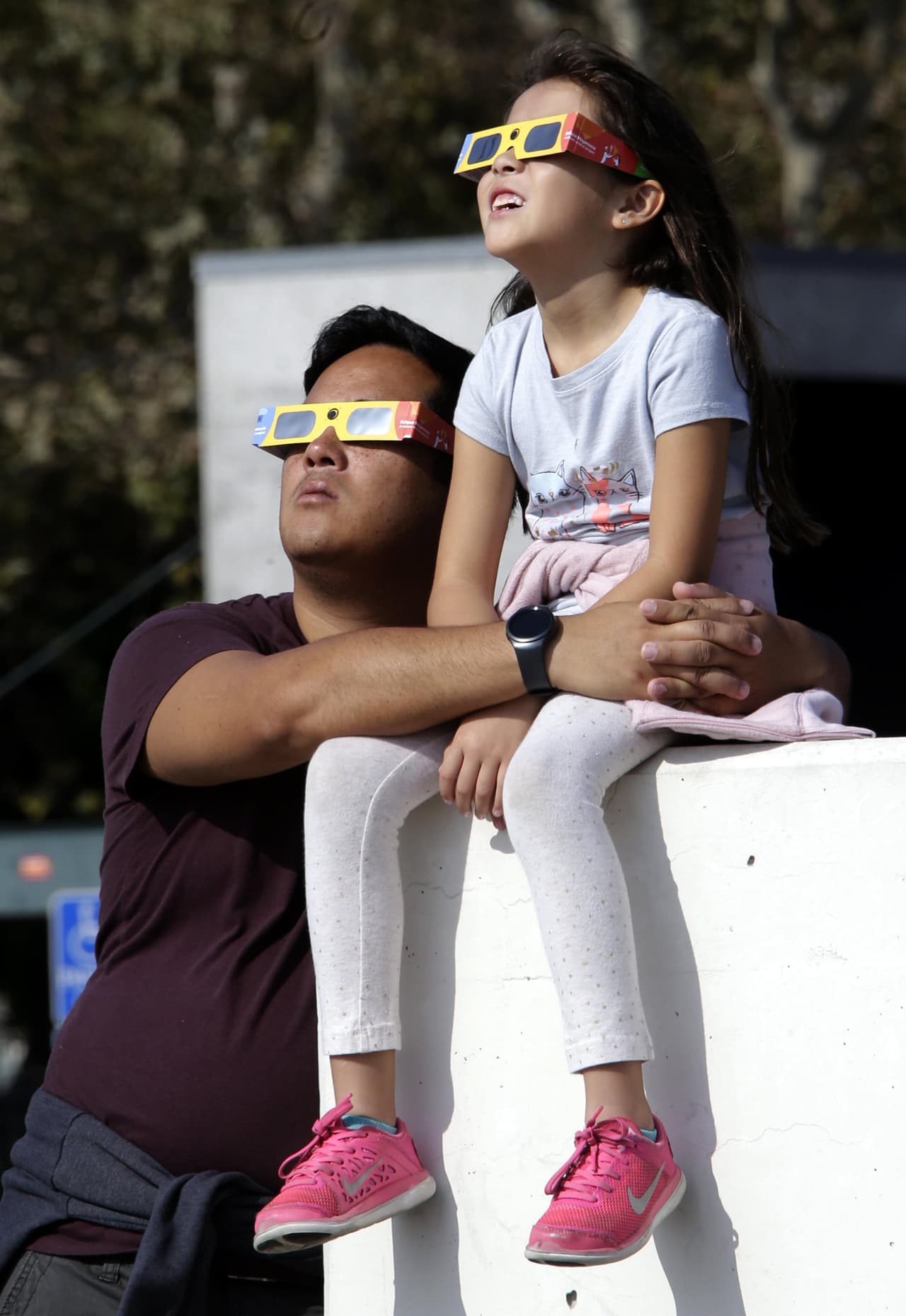 Niños entusiasmados por sus padres vivieron su primer eclipse solar.