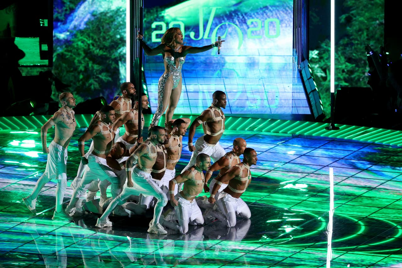 Otro acierto en la producción de JLo fueron los visuales que se proyectaban en el piso del escenario. Entre desfiladeros y cataratas, la prometida de Álex Rodríguez destacaba entre sus bailarines.