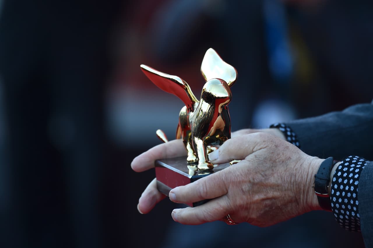 El León de Oro fue creado como homenaje a los símbolos de la ciudad, su bandera y escudo, en los que se simboliza un león amarillo y alado.