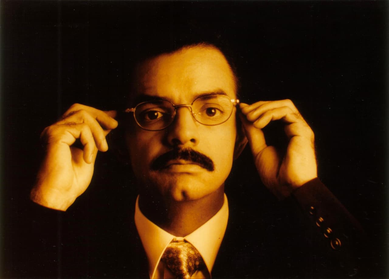 "Pero en cuanto llegó se dio cuenta de que era de mentiras, que era una fiesta para entregarle los anillos. Le amarraron el vestido con cinta adhesiva, hubo pizzas y hamburguesas. El padre (que era en realidad un actor) dijo tres palabras", relató el actor.