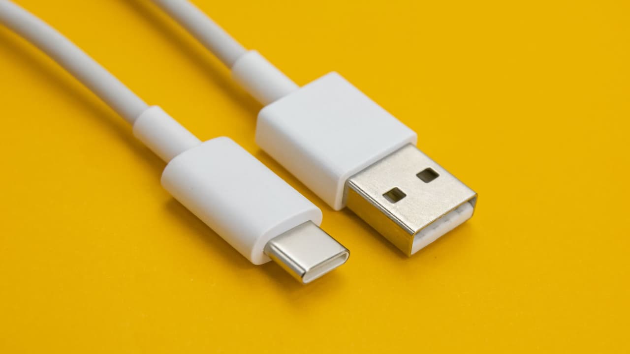<h3 class="cms-H3-H3">USB: el conector universal que todo lo une</h3> USB significa
<i> Universal Serial Bus</i>, aunque nadie lo llama así. Es 
<b>el cable (y puerto) que sirve para cargar, conectar y transferir datos</b>. Durante años dominó el clásico conector rectangular, el USB-A, pero ahora manda el USB-C, ese más pequeño y reversible que ya traen 
<b>casi todos los celulares, tablets y laptops. </b>
<br>Y por si te lo preguntas: las versiones 2.0, 3.0 o 3.1 solo 
<b>marcan la velocidad de transferencia</b>. Cuanto más alto el número, más rápido se mueve la información. Así de simple.