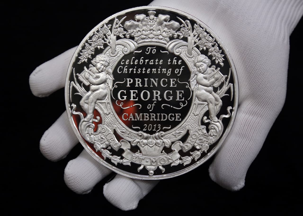 Entre el puñado de compadres también figura el 
<b><a href="https://www.univision.com/estilo-de-vida/quien-era-el-duque-de-westminster">duque de Westminster</a></b> 
<b>Hugh Grosvenor</b>, (de 27 años y uno
<b> de los hombres más ricos de Reino Unido</b> con una fortuna de alrededor de 
<b>13,000 millones de dólares</b>); 
<b>Julia Samuel</b>, quien fue amiga cercana de Lady Diana; y 
<b>Oliver Baker</b>, amigo de la pareja desde sus años universitarios en St. Andrews, en Escocia.