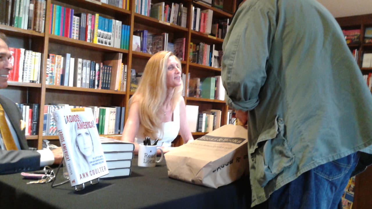 Ann Coulter durante una firma de su libro "Adios América!" en Coral Gables