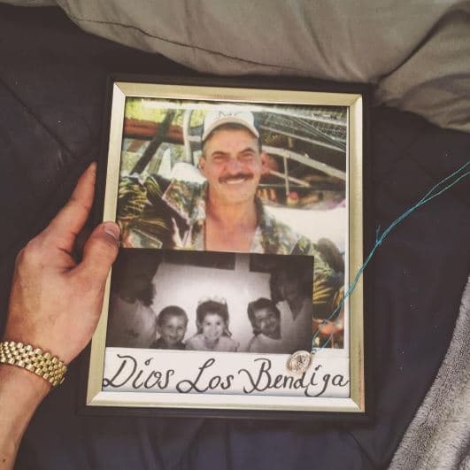 Su padre murió, su ausencia le dejó un gran vacío y constantemente lo recuerda.