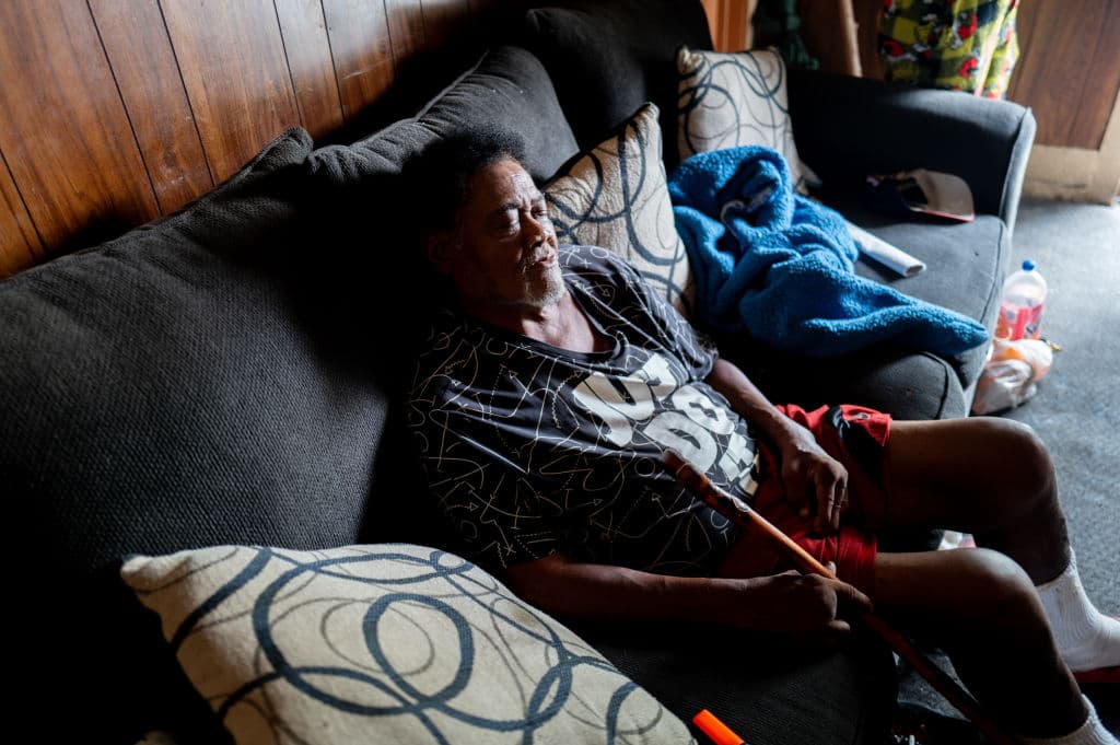 Nelson fue dado de alta del hospital, donde le indicaron que utilizara el oxígeno que tiene en casa. Regresó a su hogar, donde la luz aún no llega. El septuagenario depende de buenos samaritanos que, sobre todo, en las noches le llevan 
<b><a href="https://www.youtube.com/shorts/gw6Nb-A8FGs" target="_blank">un generador eléctrico portátil</a></b> para que reciba oxígeno.