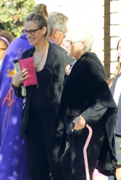 Julia llevaba del brazo a su mamá, quien tenía dificultad para caminar.