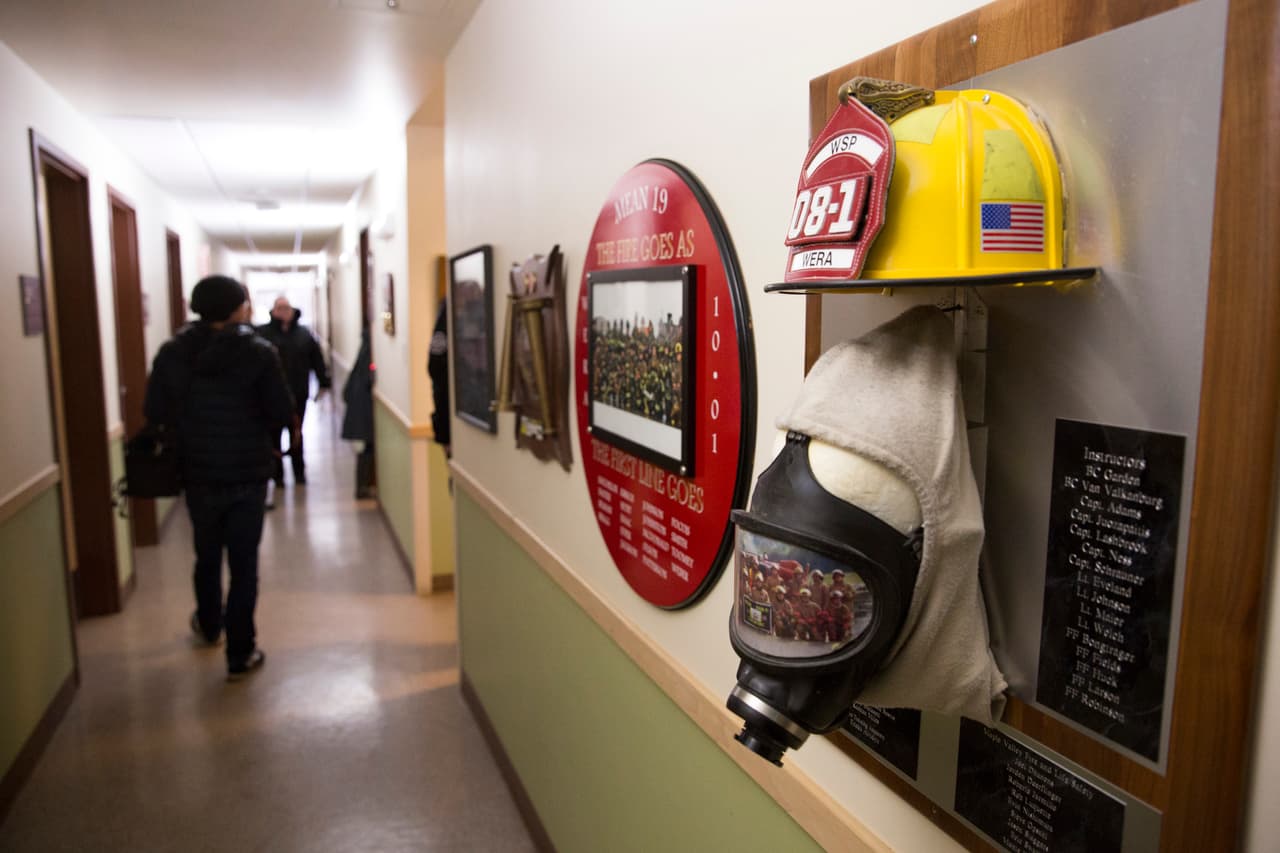 En Riverside hubo una fiesta con pizzas para ver el Super Bowl y están planeando ver otros juegos y tener otra fiesta antes de que los desalojados viajen a Atlanta, Nueva York y otras ciudades para reunirse con sus familias. La fotografía es de la academia de entrenamiento de los bomberos del estado de Washington, en North Bend, otro de los lugares que alberga estadounidenses que estuvieron en la zona crítica del coronavirus.