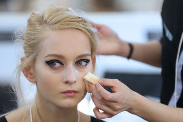 Después de maquillaje y peinado las modelos están listos para tomar su lugar.