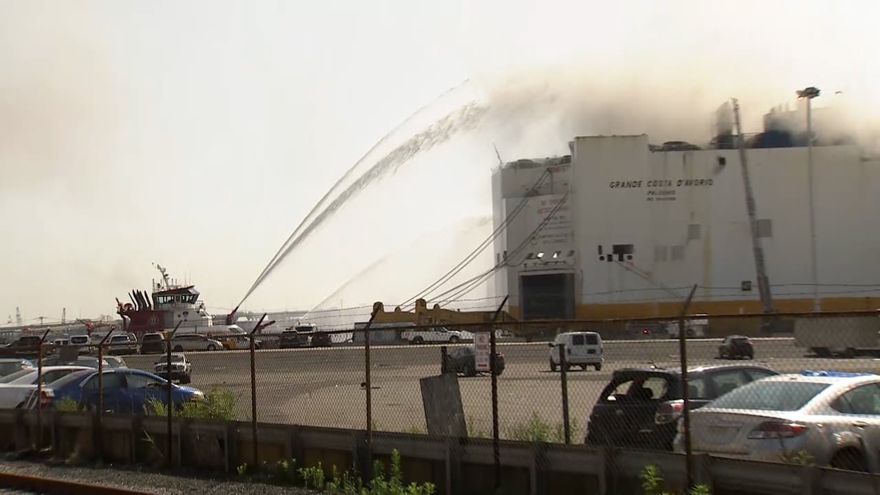 Apagar incendios en un barco requiere habilidades específicas y los bomberos de Newark no suelen enfrentarse a esa clase de situación, dijo Jackson. “Aunque este es un incendio difícil, un incendio diferente, siguen dispuestos a ponerse en peligro por otros”, dijo el jefe de bomberos.
<br>