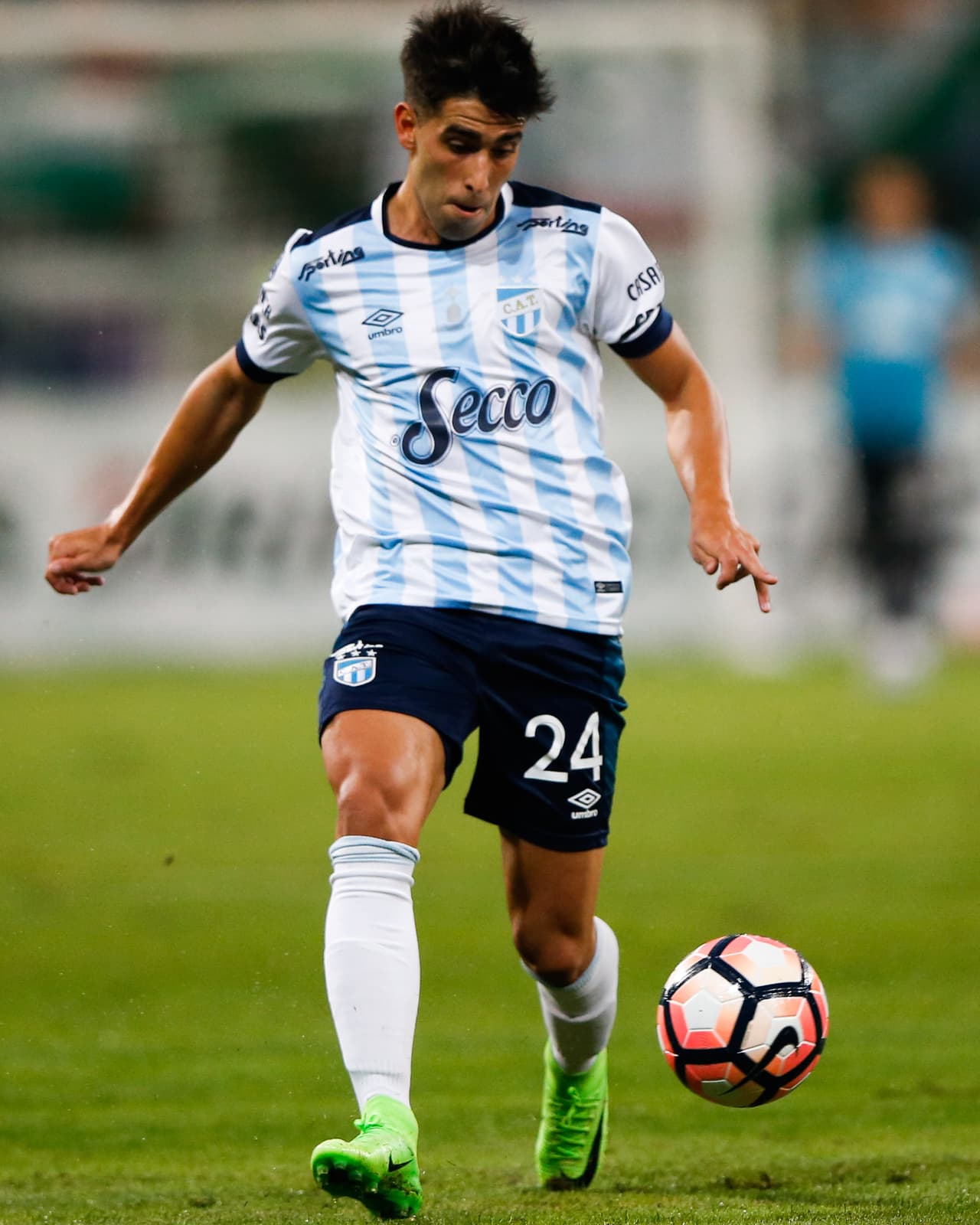 Otro futbolista debutado por Scaloni con la Albiceleste es el lateral o volante por derecha Leonel Di Plácido, quien ahora milita en 
<b>Lanús, club con antecedentes vendiéndole a la Liga Mx.</b>