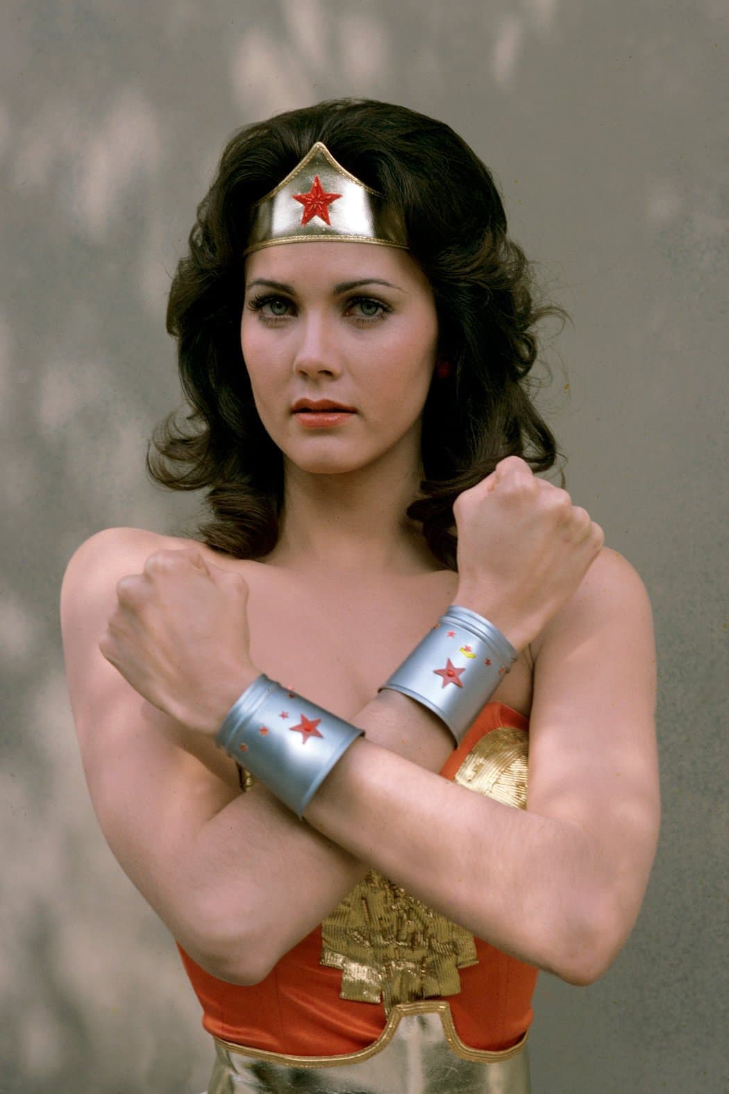 En su papel de 
<b>"La Mujer Maravilla"</b>, heroína del cómic clásico y de la célebre serie del mismo título,
<b> Lynda Carter</b> se convirtió en una de las mujeres más famosas del mundo.