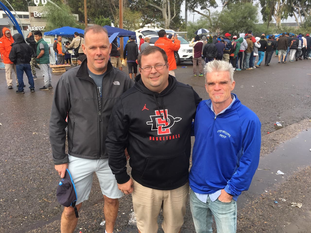 "He visto padres como yo": los estadounidenses que cruzan la frontera para ayudar a la caravana migrante