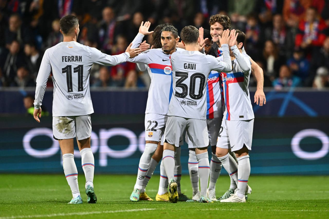 Barcelona goleó 2-4 al Viktoria Plzen en la Doosan Arena de República Checa con un doblete de Ferran Torres y goles de Marcos Alonso y Pablo Torre en la Jornada 6 de la Champions League.