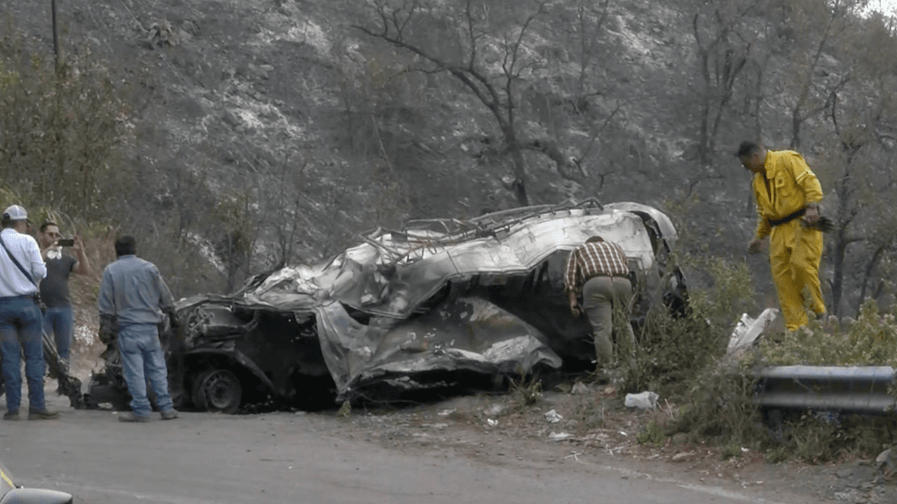 Esto pasó cuando la camioneta tipo van, en la que viajaban 16 personas, perdió el control. Un hombre que supuestamente iba dentro del vehículo apareció en un Facebook Live de una testigo y él dijo que a la camioneta le fallaron los frenos, una versión que aún no se confirma por autoridades mexicanas.