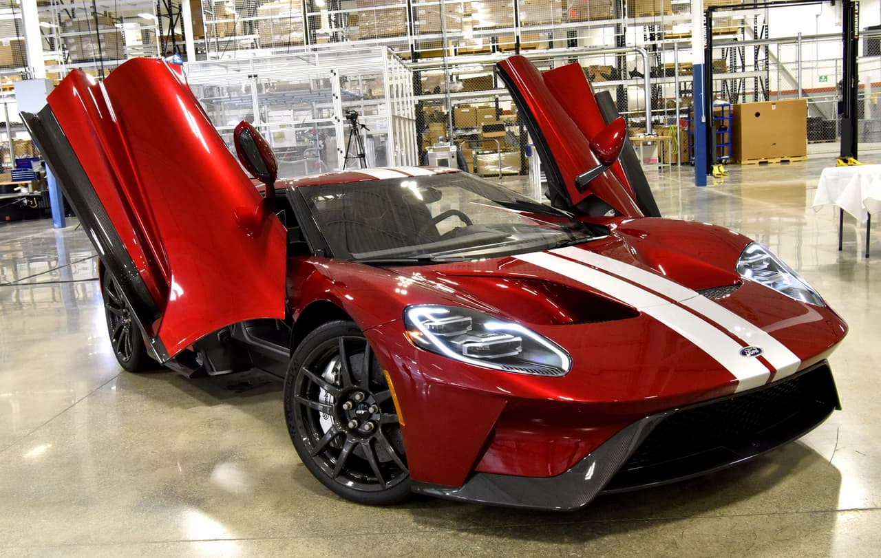 Aunque todavía se encontraba en proceso de construcción al capturarse esta imagen, la belleza y la complejidad técnica del Ford GT son más que evidentes en esta unidad del super auto estadounidense.
<br>