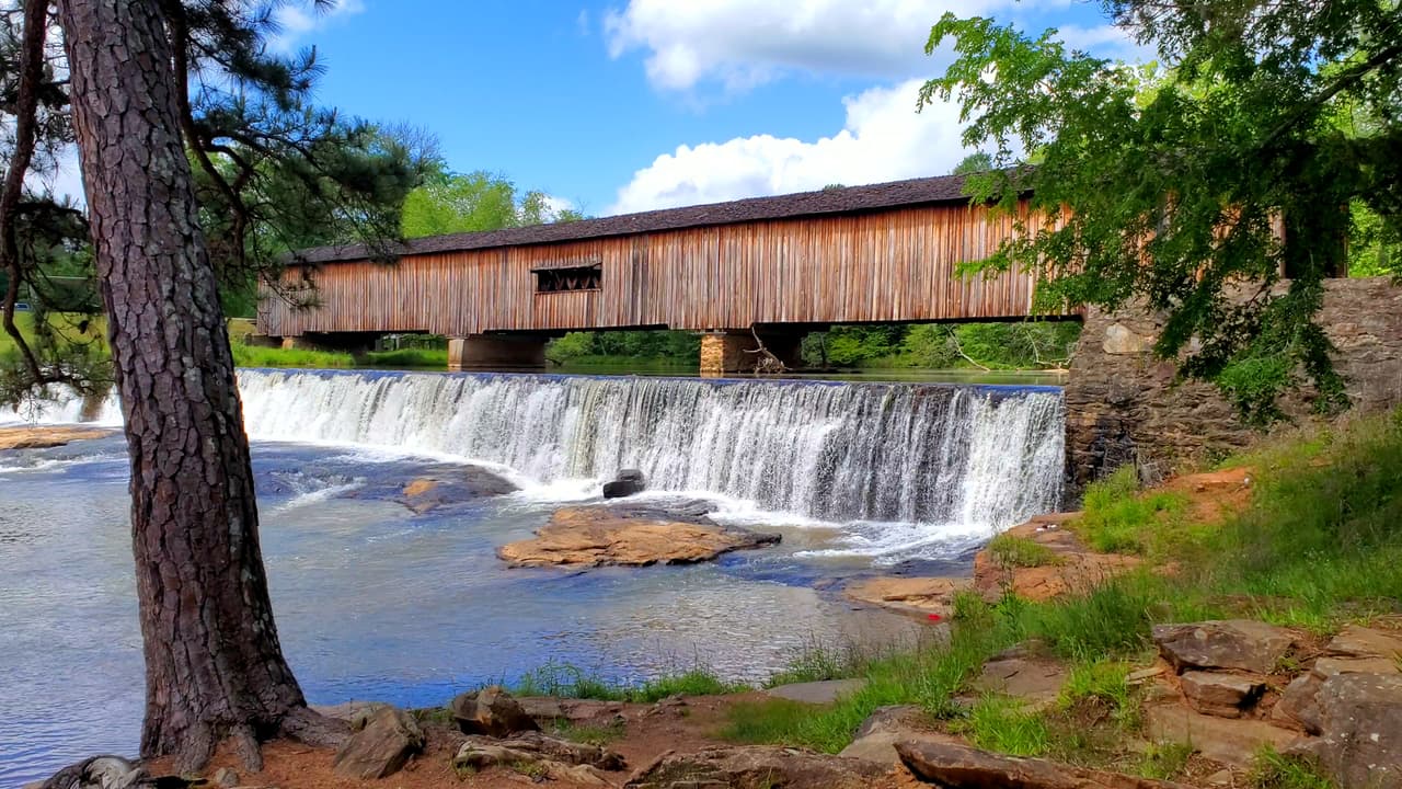 Conoce más sobre el Watson Mill Bridge State Park, 
<b><a href="https://gastateparks.org/WatsonMillBridge">aquí</a></b>.