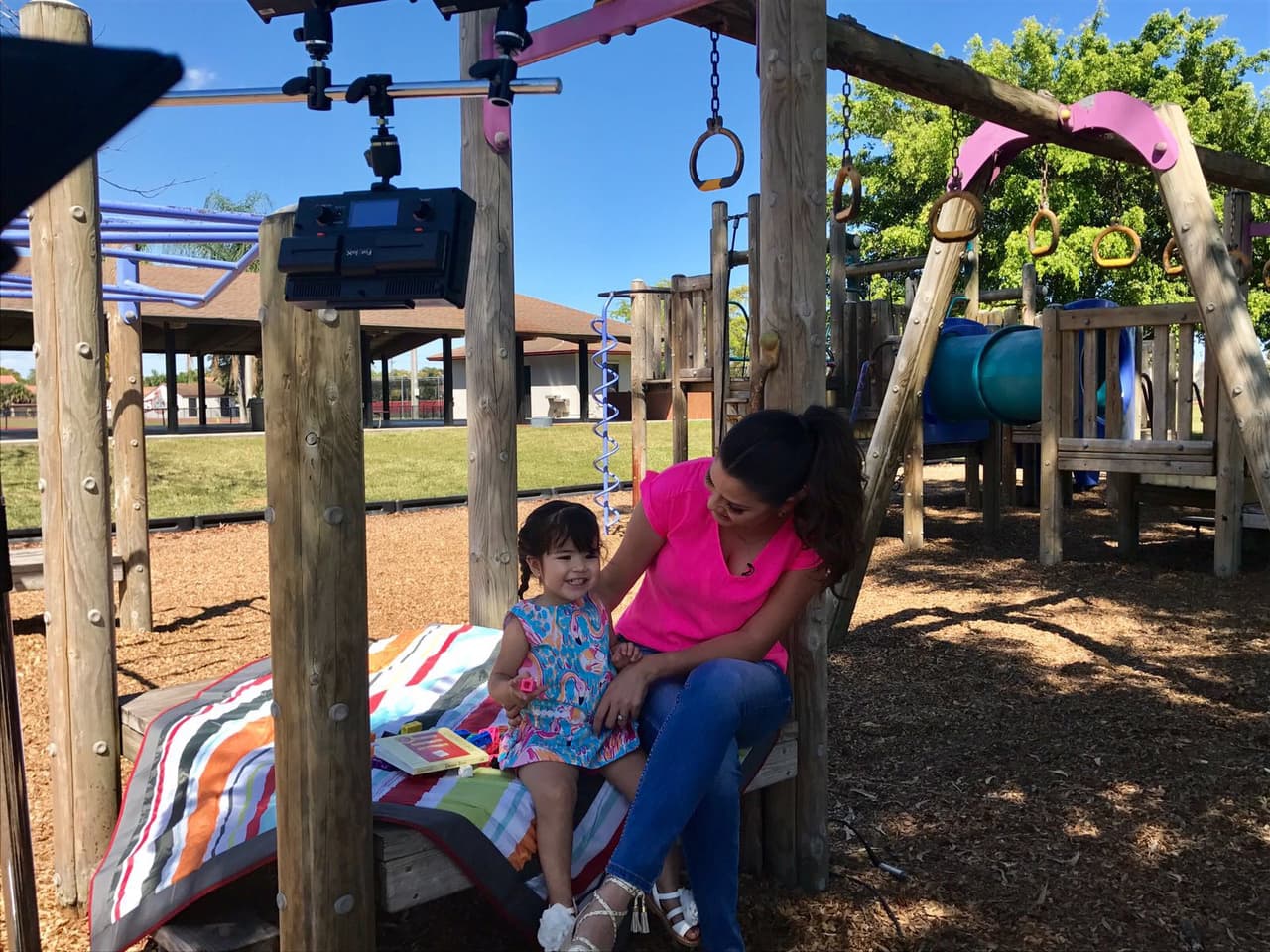 Giulietta le sonreía a las cámaras, mientras su mami platicaba con ella.