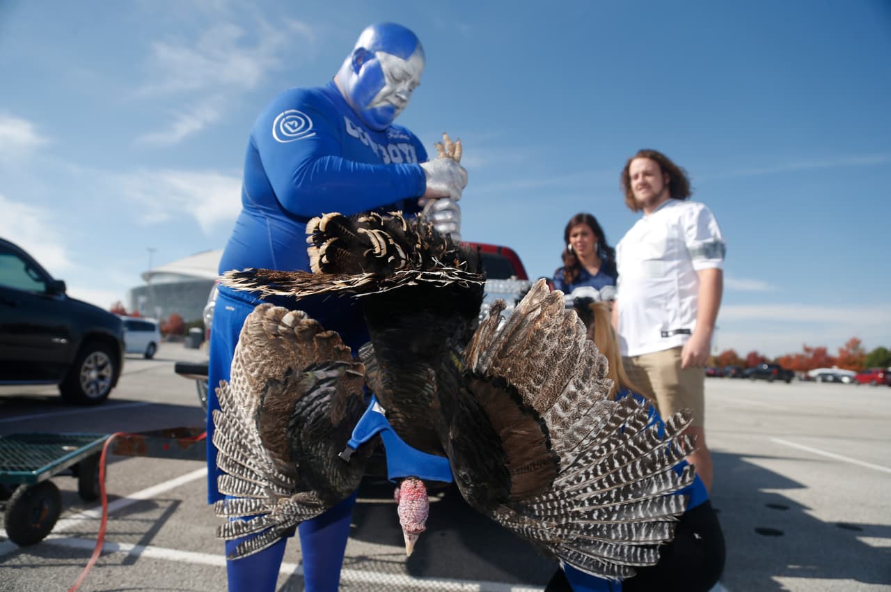 La tradición del Día de Acción de Gracias se mezcló con la fiesta del choque de Dallas Cowboys y Washington Redskins en la NFL, con mucho colorido en el AT&T Stadium en Arlington.