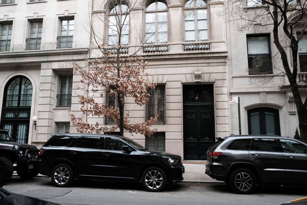 Deripaska posee 
<b>propiedades en varios continentes</b>. En la imagen, de marzo pasado, se observa una casa en la calle 64 del Este de Manhattan en Nueva York. Además, el magnate es propietario de un yate de lujo de nombre 'Sputnik', el cual se encuentra en Montenegro y fue incluido en las sanciones británicas.
<br>