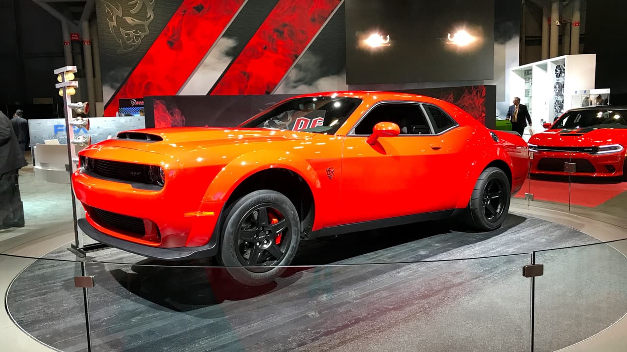 Que les puede decir del casi subrealista 
<b><a href="http://www.univision.com/noticias/dodge/dodge-devela-el-challenger-srt-demon-un-auto-de-drag-legal-para-la-calle" target="_blank">Dodge Challenger SRT Demon</a></b> que ya Jaime Gabaldoni no les haya relatado. Esta bestia de 840 caballos de fuerza y 770 lbs.-pie de torque fue sin duda una de las grandes estrellas del Auto Show de Nueva York 2017.